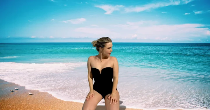 Taylor Tomlinson Bikini